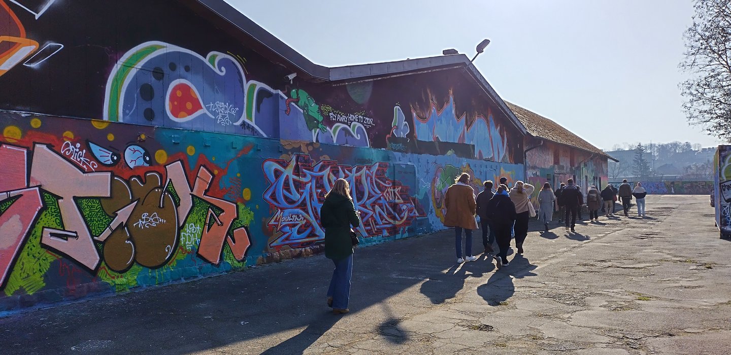 Het slachthaus vol graffiti in samenspraak met de artiesten aangebracht